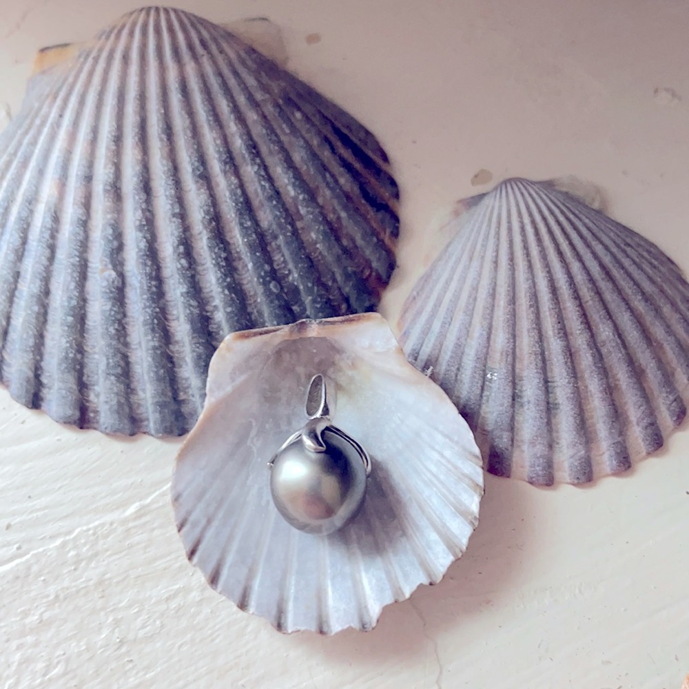 Grey pearl
